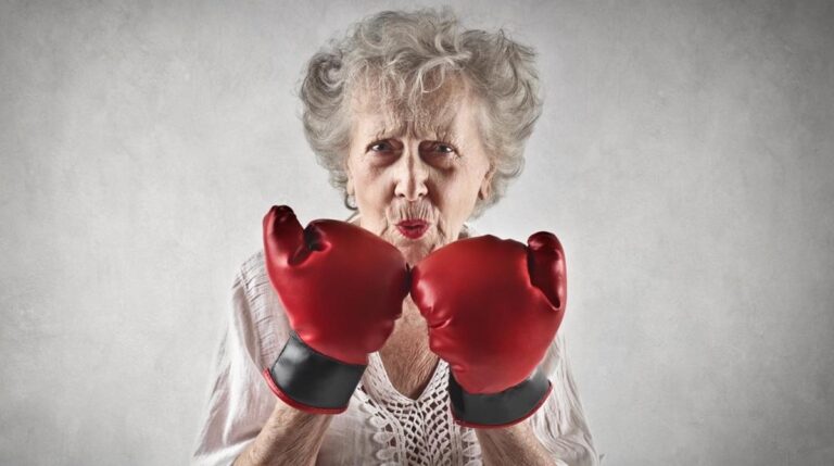 MAS PERIODICO VIEJA CON GUANTES DE BOXEO
