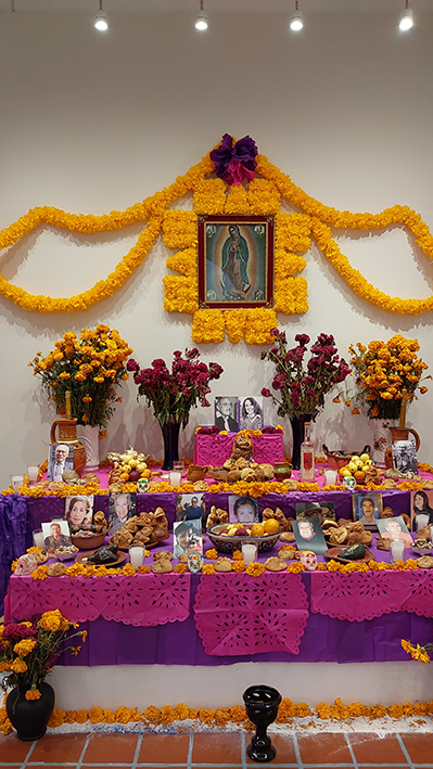 Celebración de dia de muertos en México. Altar con viandas que le gustaban al difunto. Foto: JBCubaque-Quintopiso